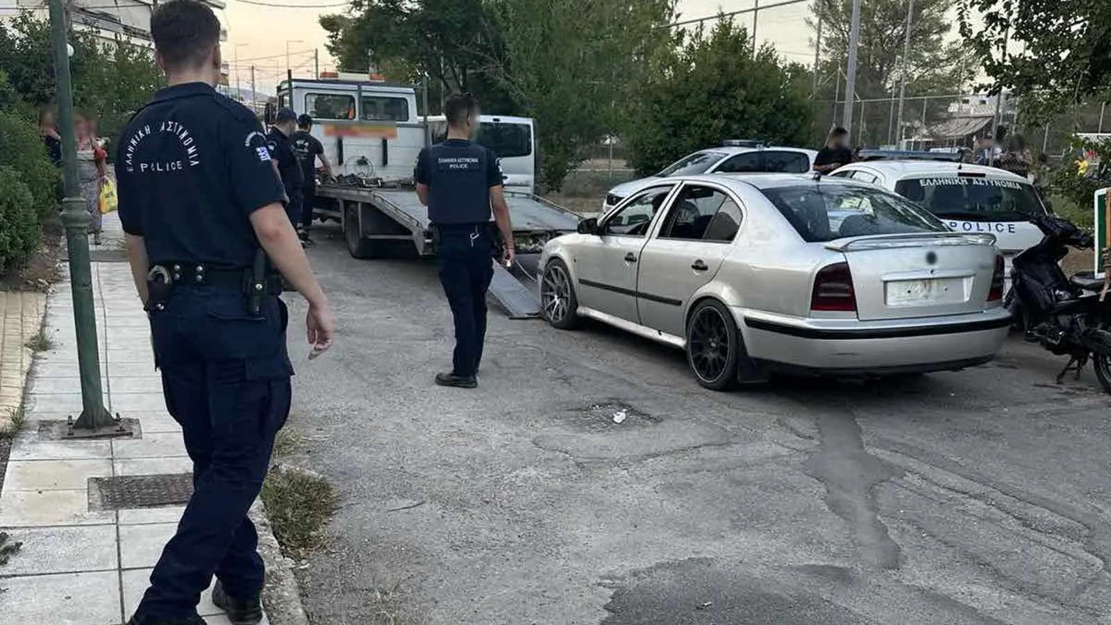 ΕΛ.ΑΣ.: «Σήκωσε» αυτοκίνητα στη Μάνδρα -Πολλές οι παραβάσεις του ΚΟΚ 